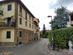 Via di San Vito completamente sgombra dalle auto per il divieto di sosta, quando la tensione sembra allentarsi spesso fioccano multe a strisciata