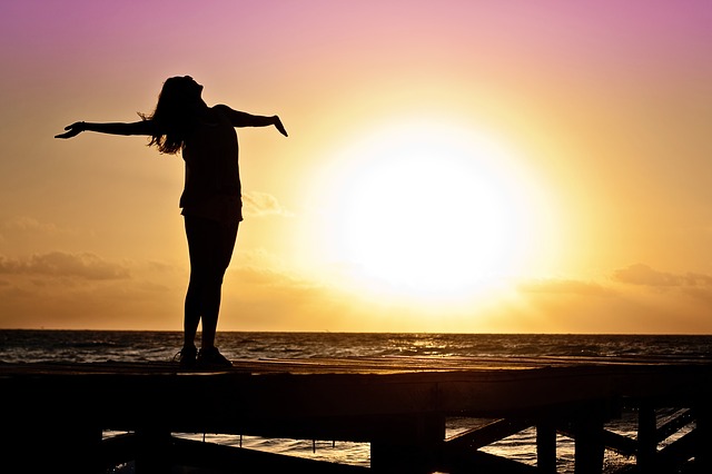 ragazza donna tramonto mare