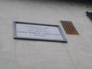 La lapide in memoria dell'abitazione di Garibaldi in piazzetta di Bellosguardo