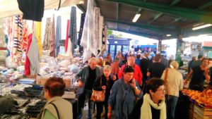 Lo storico mercato di piazza dell'Isolotto