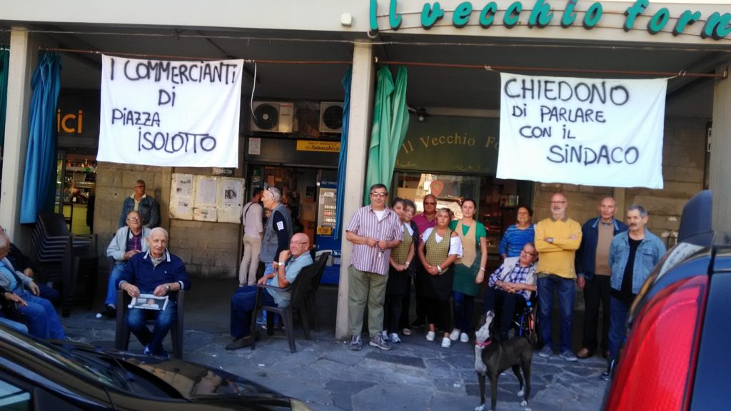 I commercianti e alcuni storici clienti in protesta in piazza dell'Isolotto