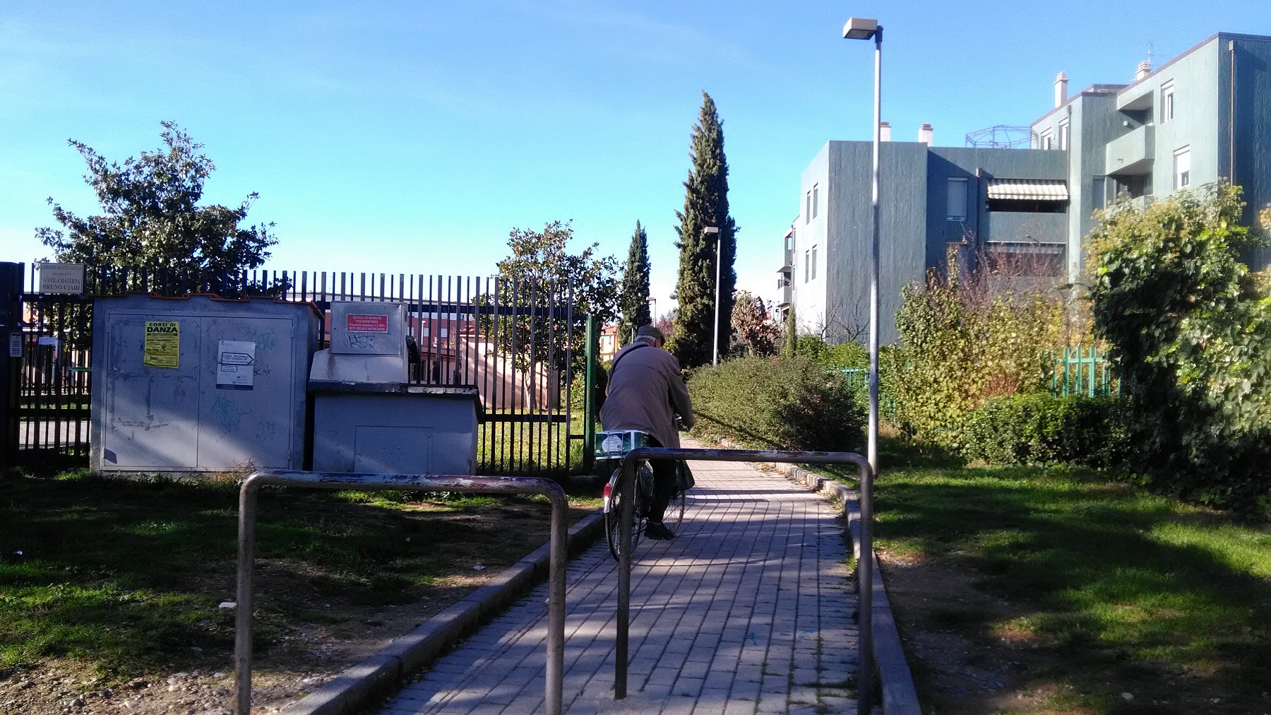 Da piazza Dolci a via del Caravaggio in meno di trenta secondi?  Non abbiamo il teletrasporto, abbiamo solo scovato questa viottola tra le siepi, che sbuca nel giardinetto. E la conoscono bene gli anziani, che così risparmiano un lungo giro a piedi...