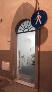 Pochi metri dopo, sempre su via Pisana c'è questo passaggio pedonale, curiosamente ricavato nell'androne di un palazzo, che sbuca davanti all'autofficina 2F. Consente di raggiungere in pochi passi via del Caparra, via del Cronaca e via del Pollaiolo. Chi è della generazione anni '70-'80 ed è andato alle elementari alla Niccolini ricorderà che prima per attraversare questo tratto si passava dentro un garage. Noi ne abbiamo qualche vaga ricordanza, e voi?