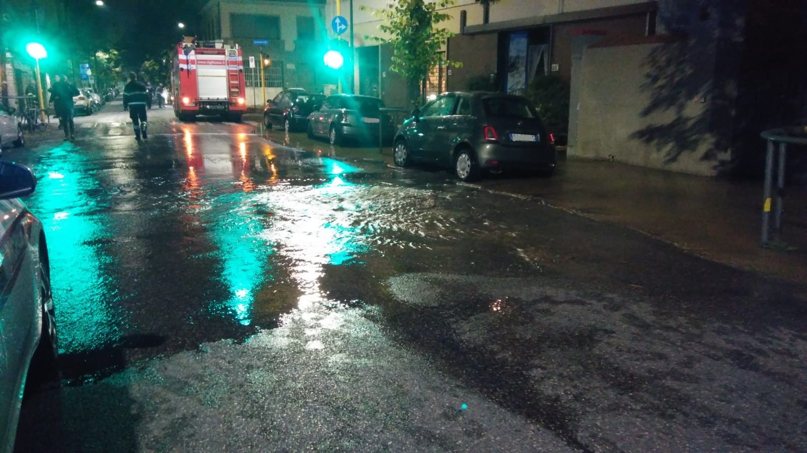 Stamattina all'arrivo di vigili urbani e  fuoco