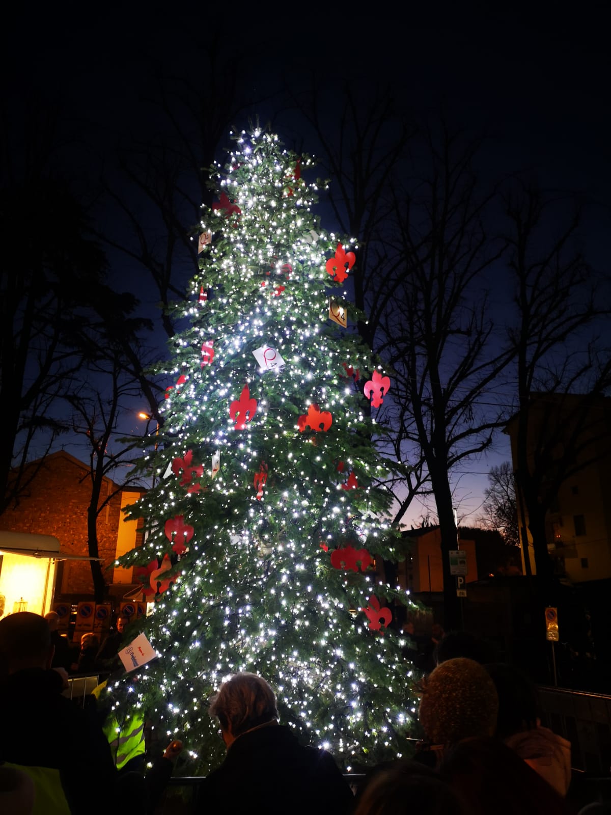 L'accensione dell'albero in piazza dell'Isolotto nel 2018