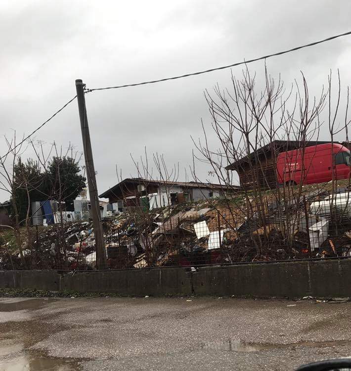 Foto per gentile concessione di Stefania V. Ammassi di rifiuti abbandonati nei pressi del poderaccio