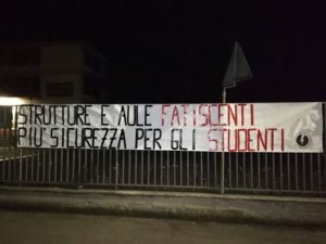 striscione protesta meucci blocco studentesco