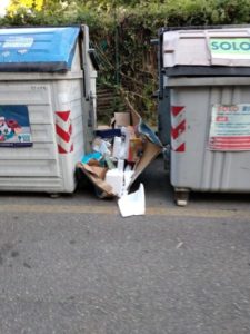 rifiuti fuori dai cassonetti via siena firenze ingombranti (1)