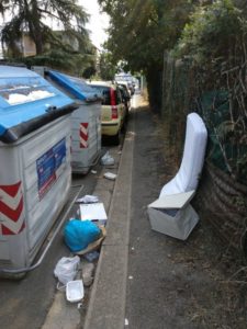 rifiuti fuori dai cassonetti via siena firenze ingombranti (4)