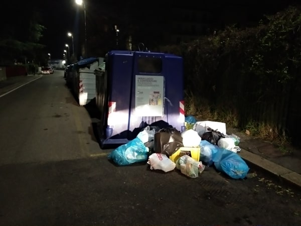 rifiuti fuori dai cassonetti via siena firenze ingombranti (9)