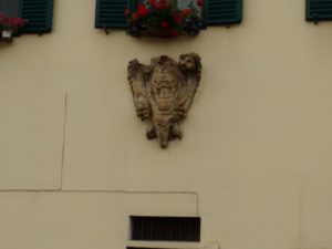 Lo stemma dalla famiglia Spigliati sulla facciata dell'ex Spedale del Cappone