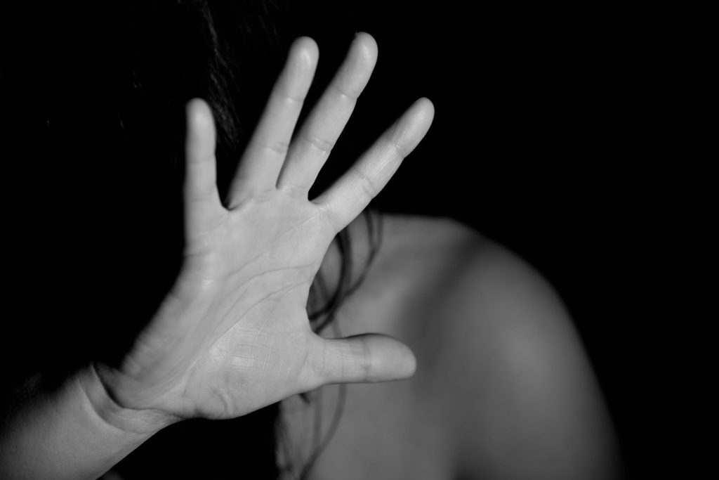 Foto di Nino Carè da Pixabay difesa aggressione stupro violenza donna