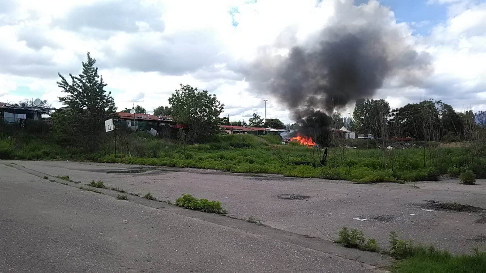 incendio campo rom poderaccio per impedire accesso stampa