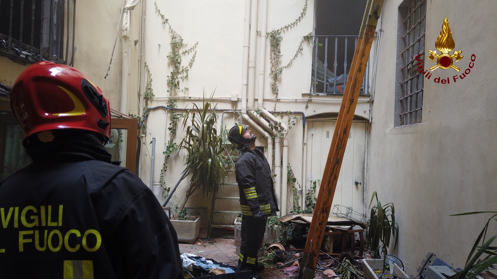 incendio borgo San Jacopo oltrarno firenze salvate con autoscala vigili del fuoco (3)