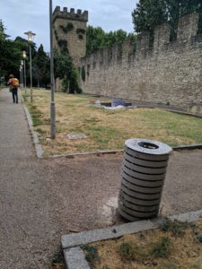 giardino lungo mura di santa rosa degrado senzatetto (2)