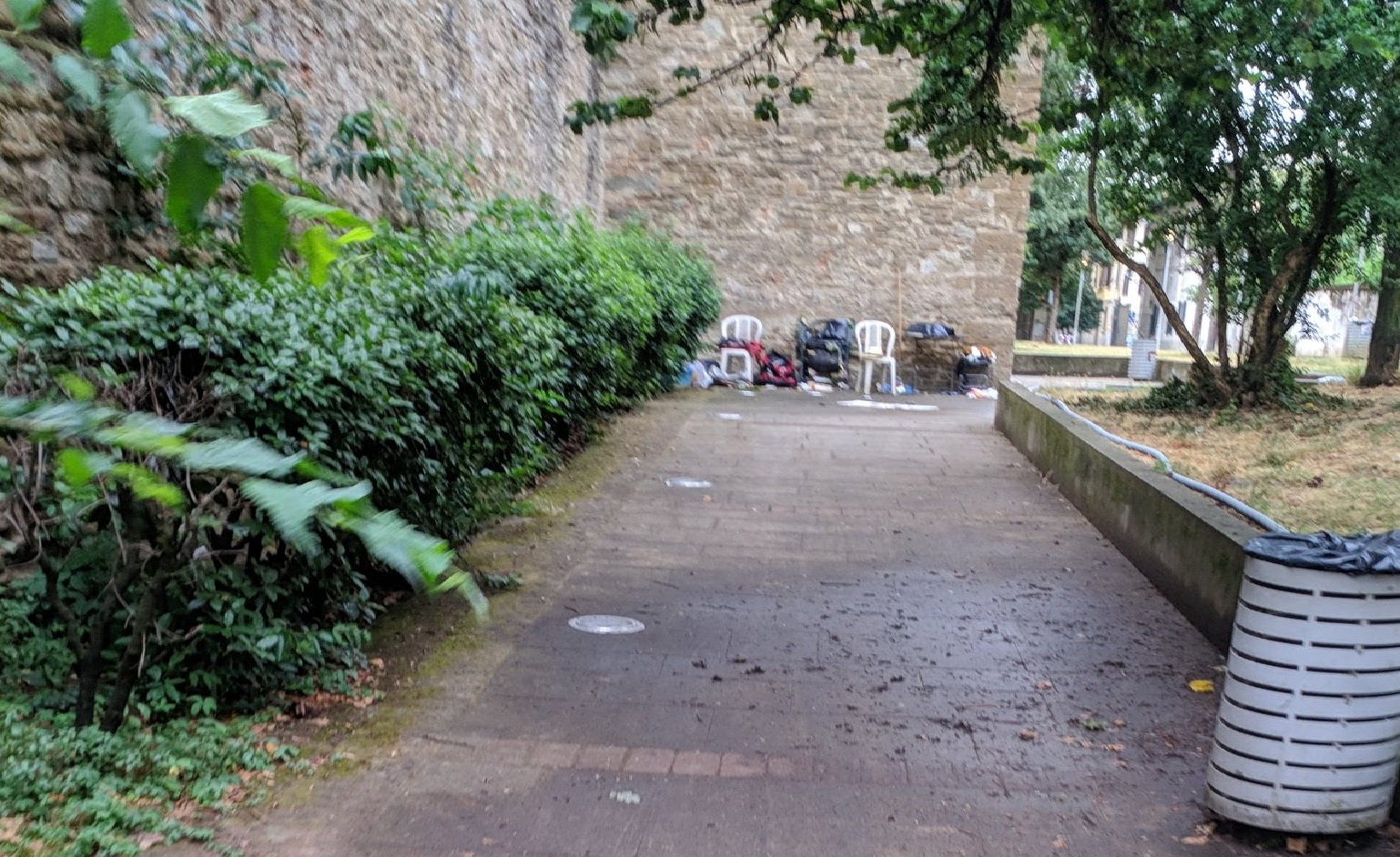 giardino lungo mura di santa rosa degrado senzatetto