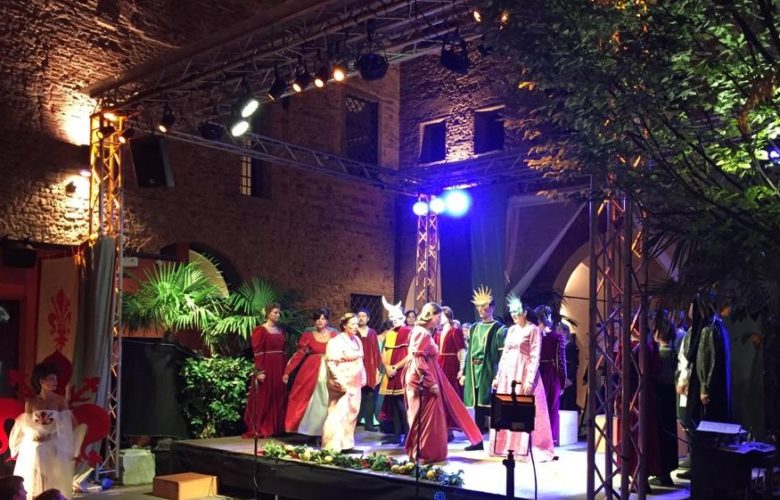 Firenze sul trono osserva i festeggiamenti per le nozze di Lorenzo e Clarice