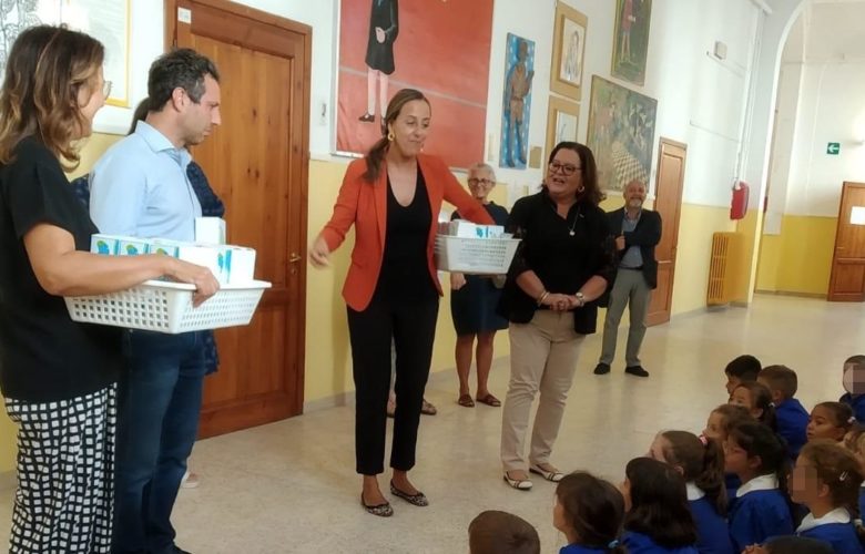 funaro distribuisce boracce bambini petrarca