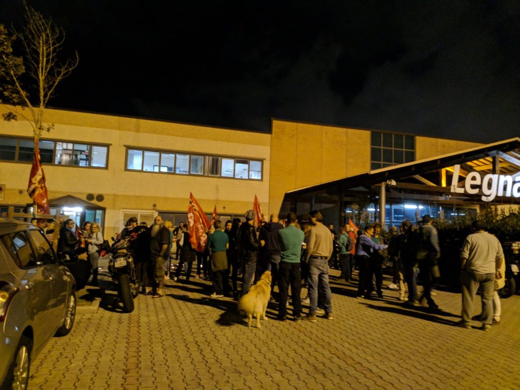 La manifestazione dei lavoratori della cooperativa la sera del 23 settembre 2019