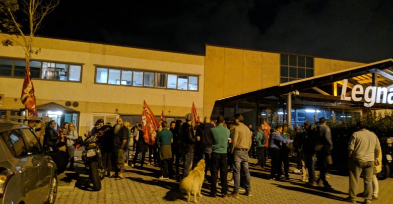 La manifestazione dei lavoratori della cooperativa la sera del 23 settembre 2019