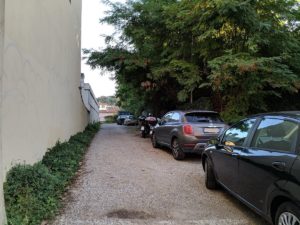 L'attuale ingresso al parcheggio lato lungarno Santa Rosa, qui dovebbero essere realizzati anche dei parcheggi a rotazione veloce