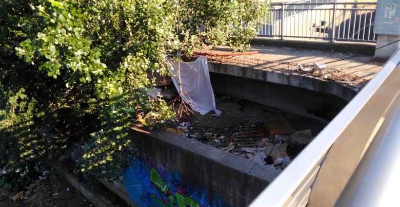 Uno dei bivacchi di fortuna sotto il ponte del tram, che già avevamo segnalato nel 2018