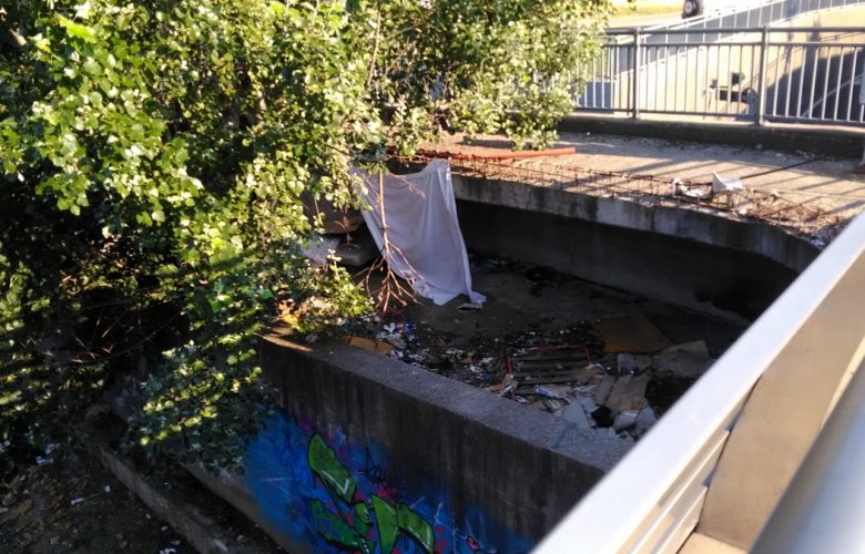 Uno dei bivacchi di fortuna sotto il ponte del tram, che già avevamo segnalato nel 2018