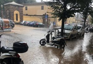 Via di Soffiano allagata, un fiume d'acqua dal Boschetto - foto di D.S.