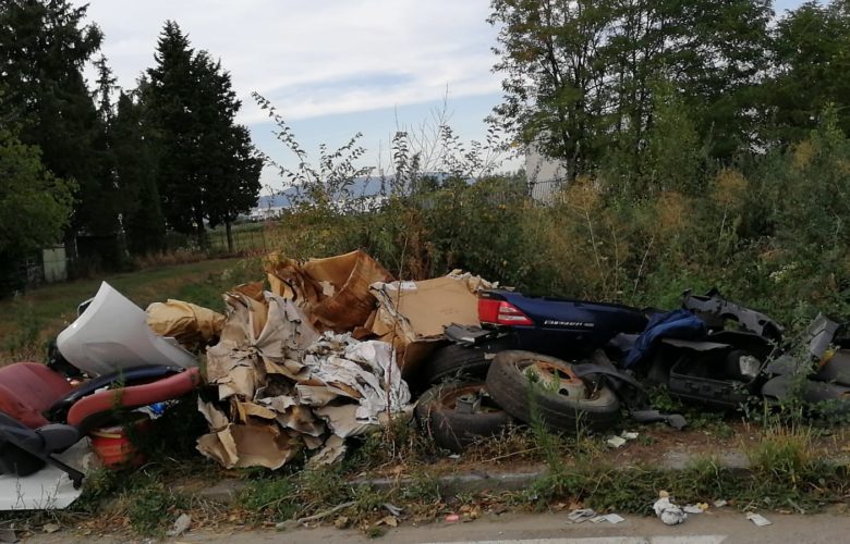 Uno dei cumuli di spazzatura che si sono susseguiti in via del Pantano, spesso utilizzata per scarichi abusivi di rifiuti. Questo nello specifico è stato fortunatamente tolto