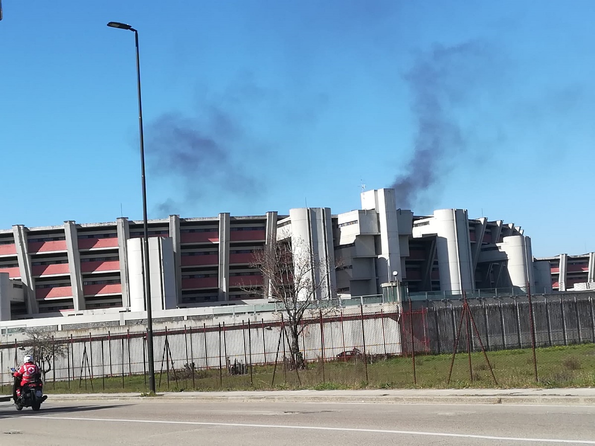 Marzo 2020, carcere di Sollicciano durante la protesta: una colonna di fumo nero visibile da tutto il quartiere. Fonte: Uilpa Polizia penitenziaria