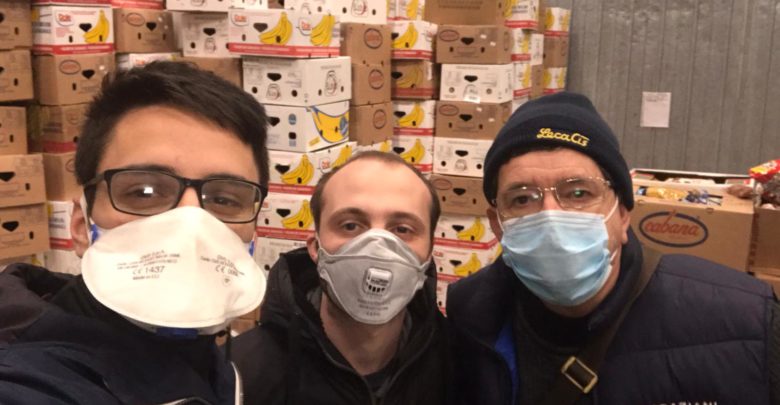 Volontari del Banco alimentare nel grande magazzino logistico di Novoli
