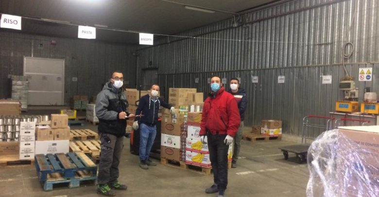 I volontari del Banco alimentare ogni giorno smistano e distribuiscono migliaia di prodotti di prima necessità per le famiglie toscane in difficoltà, molto aumentate durante questa emergenza