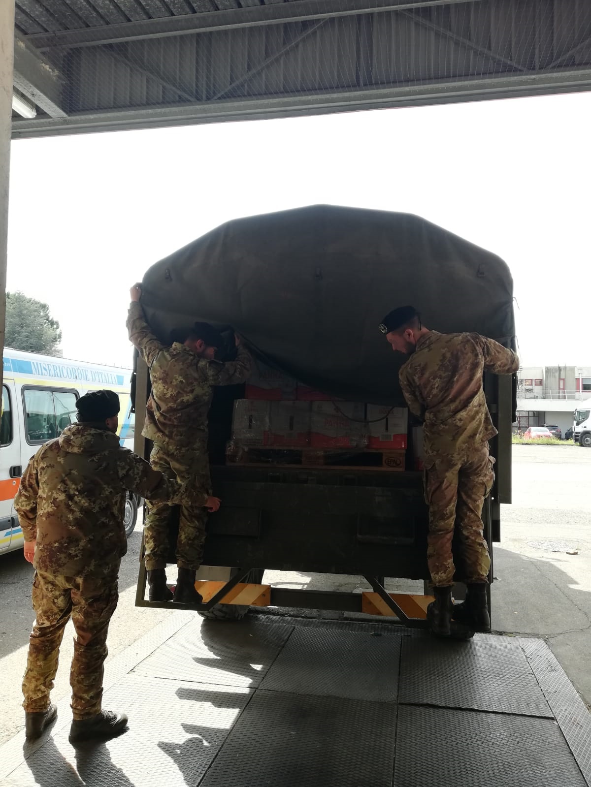 I militari aiutano con i loro mezzi a prelevare i prodotti dalle aziende che donano gli eccessi di magazzino al magazzino logistico