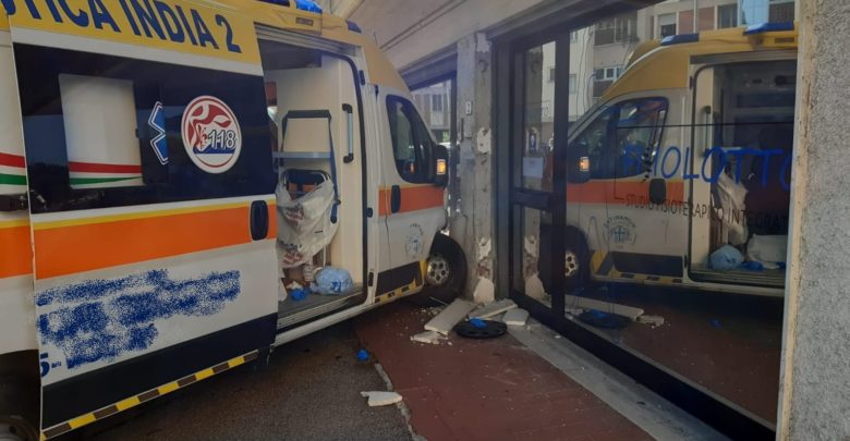 incidente ambulanza via pio fedi (1)