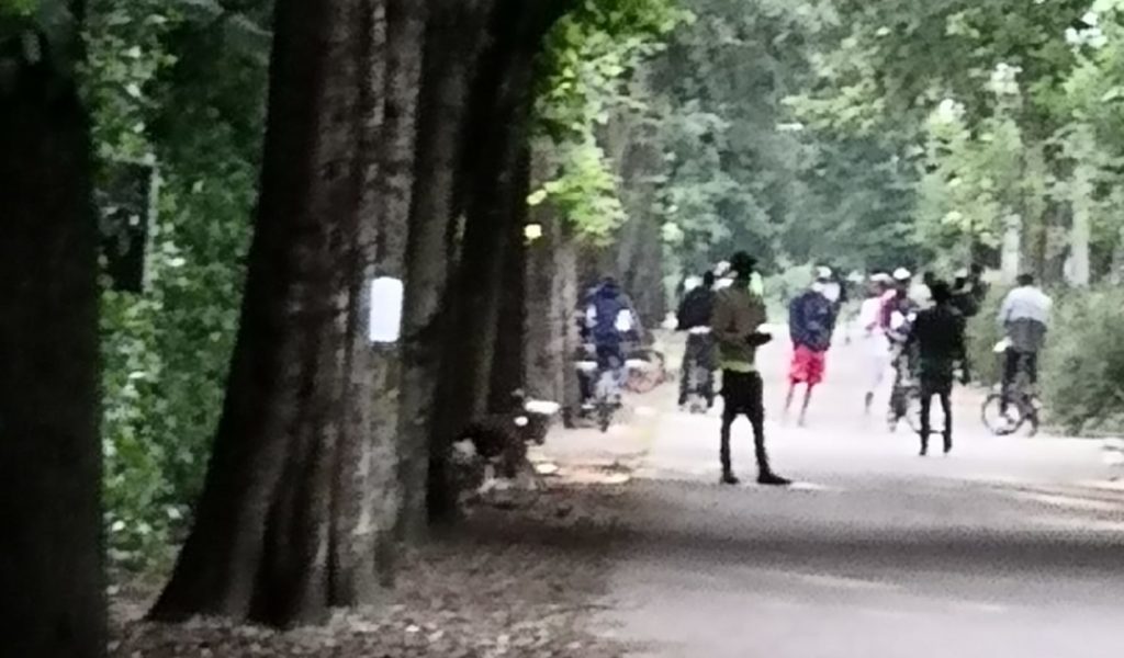 Un gruppetto di spacciatori tra il Giardino della Catena e la fermata del tram fece passare momenti di tensione anche a un nostro cronista