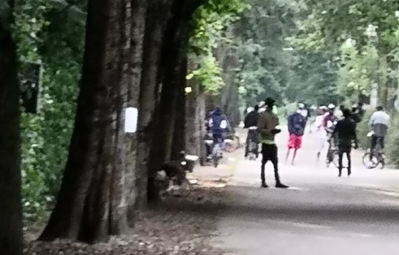 Un gruppetto di spacciatori tra il Giardino della Catena e la fermata del tram fece passare momenti di tensione anche a un nostro cronista