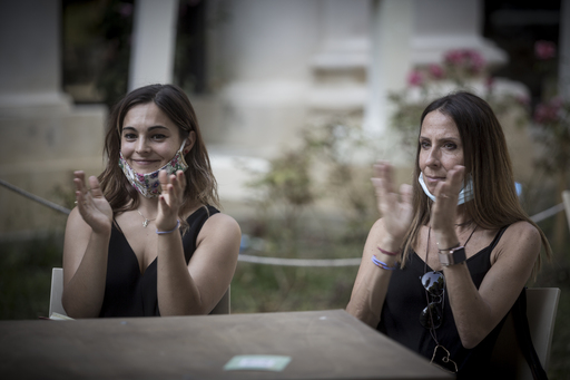 La consigliera comunale Laura Sparavigna e la dirigente dei servizi culturali del Quartiere Beatrice Barbieri