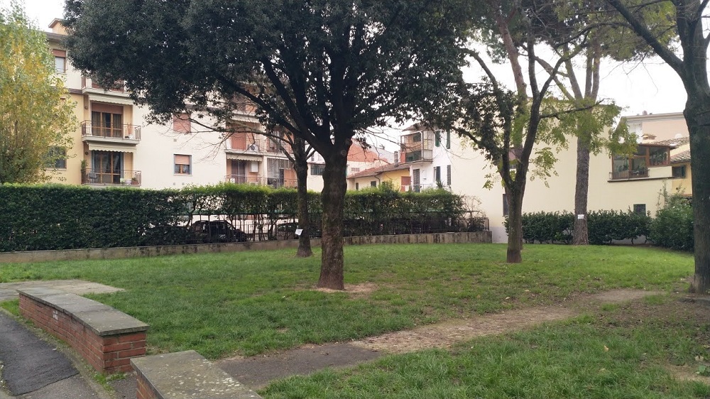 Una terza area verde in via Ambrogio di Baldese, indebitamente utilizzata per far defecare i cani senza poi pulire.