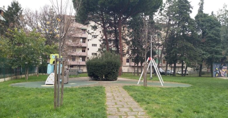 Il giardino di via Ambrogio di  Baldese sarebbe riservato a ai bambini, ai giovani, agli anziani e alle famiglie, ma purtroppo viene utilizzato da alcuni padroni per portarci i cani