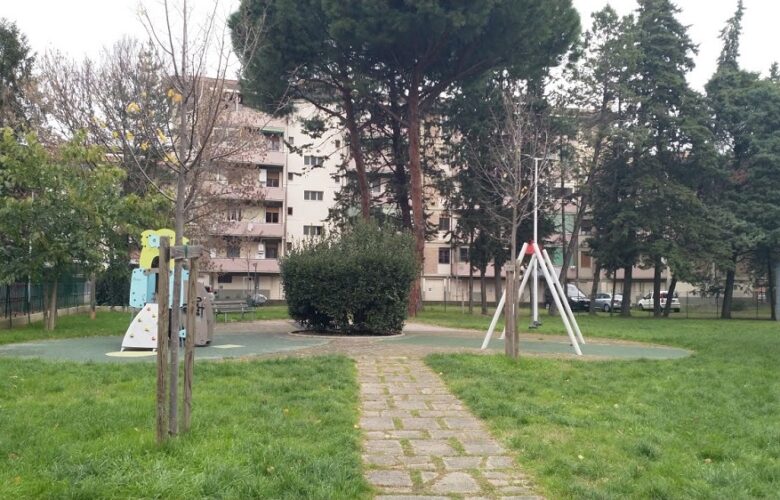 Il giardino di via Ambrogio di  Baldese sarebbe riservato a ai bambini, ai giovani, agli anziani e alle famiglie, ma purtroppo viene utilizzato da alcuni padroni per portarci i cani