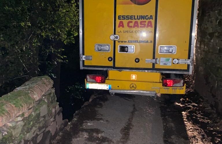 furgone incastrato via monte oliveto (3)
