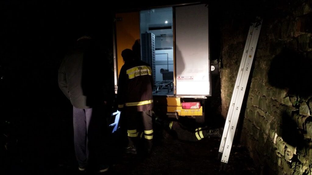 vigili del fuoco furgone via monte oliveto (2)