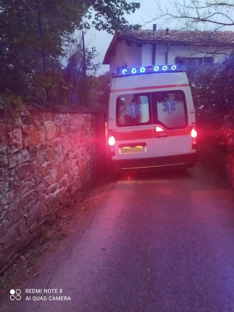 Per passare e affrontare la stretta curva l'ambulanza è costretta a mettere le ruote nella zanella con con seguente slittamento verso il muro