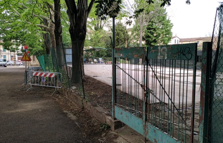 Lo spazio dove sta venendo realizzato il campino da basket a uso gratuito per ragazzi e bambini del quartiere