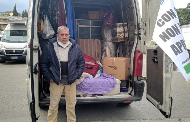 Mauro, ambulante costretto a dormire nel furgone insieme alla famiglia perché rimasto senza casa per le chiusure forzate dei mercati