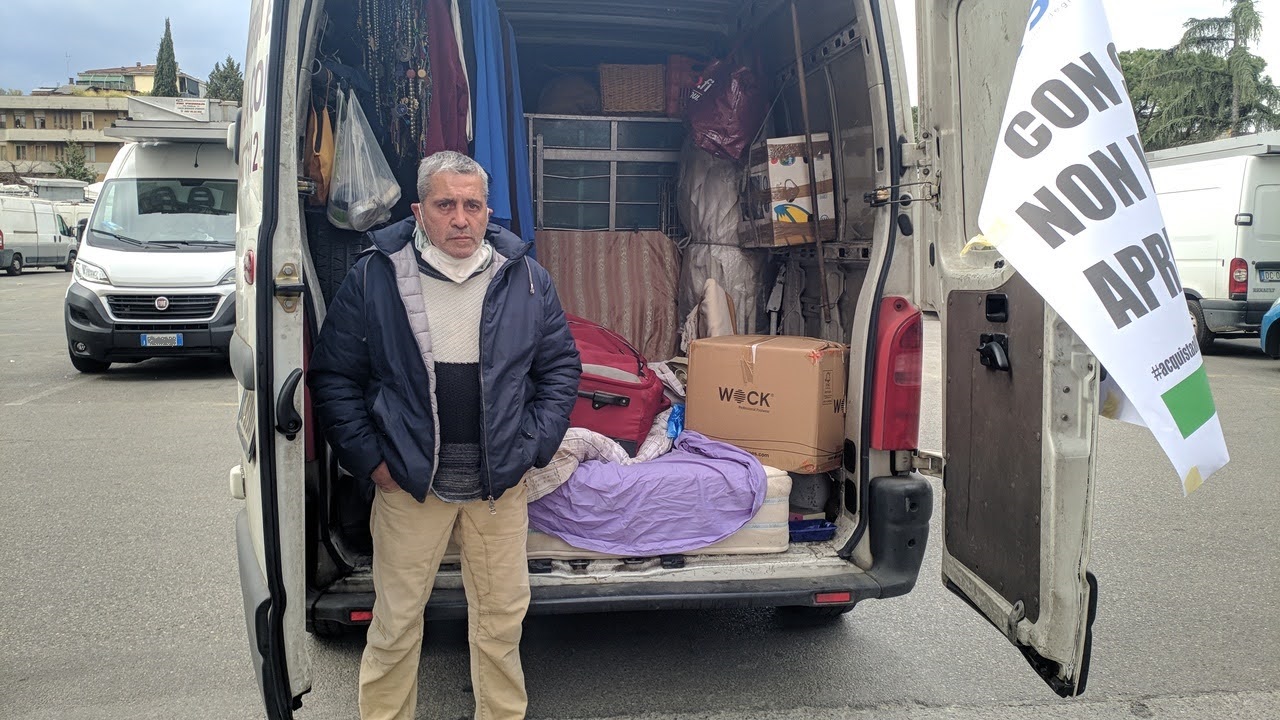 Mauro, ambulante costretto a dormire nel furgone insieme alla famiglia perché rimasto senza casa per le chiusure forzate dei mercati