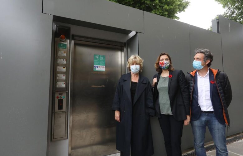 Il vice sindaco Alessia Bettini , l’assessore Titta Meucci e il presidente del Quartiere 4 Mirko Dormentoni fanno il sopralluogo  al nuovo  bagno autopulente in piazza dell’Isolotto. fotogiornalismo foto Enrico Ramerini / cge per ufficio stampa Comune di Firenze