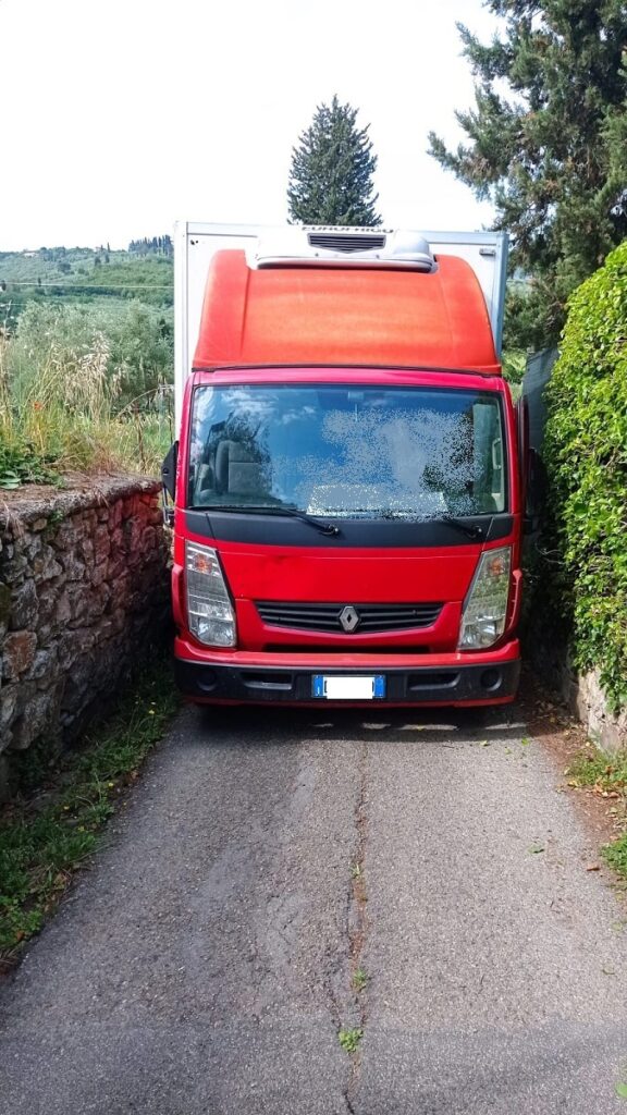 camion incastrato via della pescaia marignolle (1)