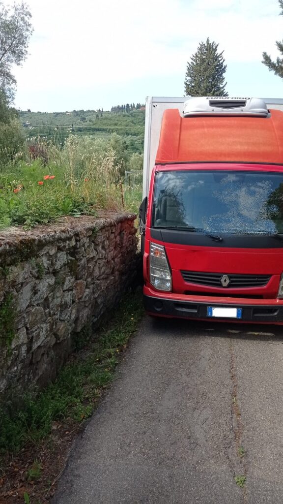 camion incastrato via della pescaia marignolle (4)