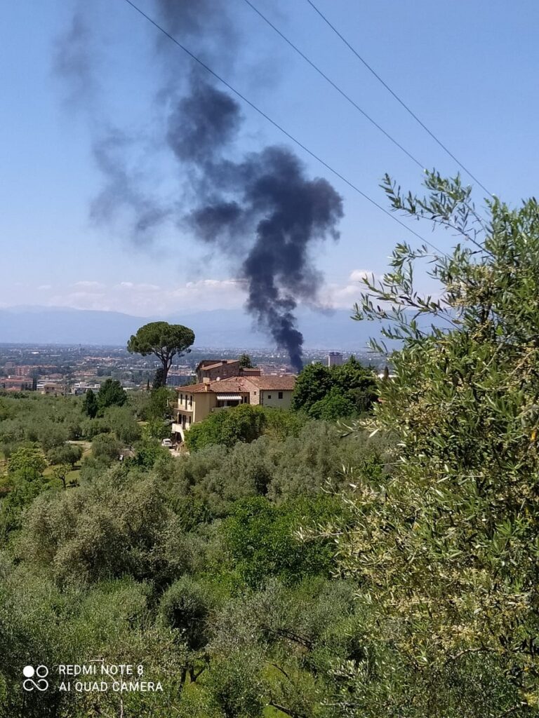 L'impressionante incendio visto dall'alto delle colline di Marignolle
